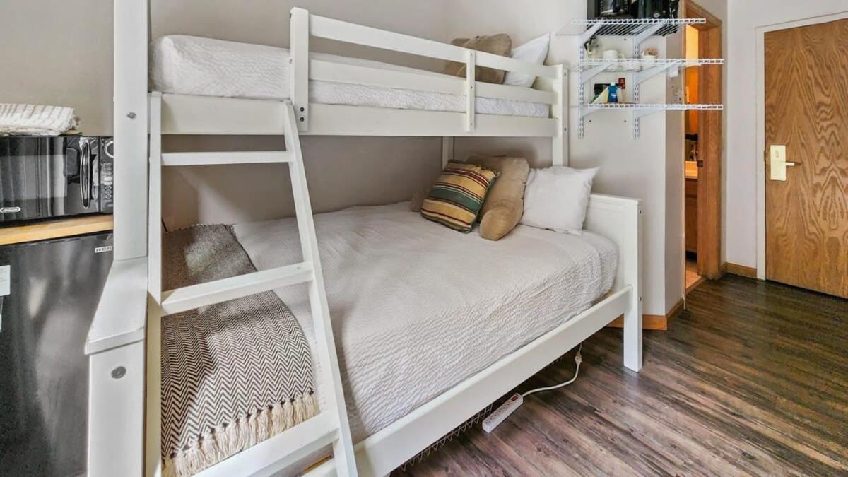Cozy Studio With Shared Pool -3 Min To Ski Lift เบรกเคนริดจ์ ภายนอก รูปภาพ