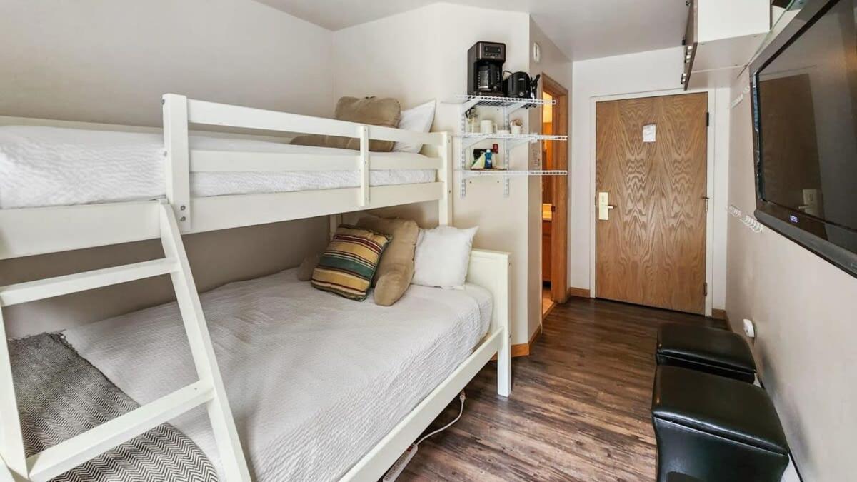 Cozy Studio With Shared Pool -3 Min To Ski Lift เบรกเคนริดจ์ ภายนอก รูปภาพ
